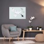 Weißes Relaxdays Glas Magnetboard 80x50 cm im Wohnraum mit Notizen und Magneten.