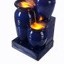 Marineblauer 4-stufiger Gartenbrunnen mit LED-Beleuchtung, solarbetrieben.