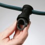 Detailaufnahme einer Fassung der Satisfire Illu Lichterkette mit Dichtungsring in der Hand.