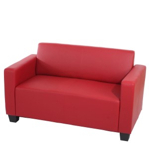 Rotes 2er Sofa Moncalieri im Lounge-Stil mit Kunstlederbezug und breiten Armlehnen.