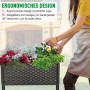 Outsunny Blumenkasten aus Rattan mit Füßen und Ablage beim Gießen.