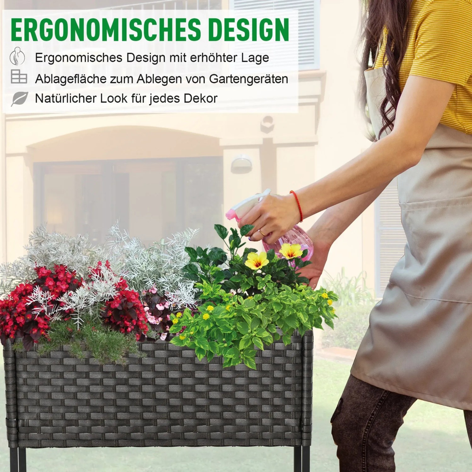 Outsunny Blumenkasten aus Rattan mit Füßen und Ablage beim Gießen.