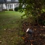 Lutec LED Erdspieß Spot Explorer im Garten, warmweißes Licht.