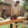 Einhell Akku-Hobel TE-PL 18/82 Li Solo im Einsatz beim Holz hobeln im Garten.