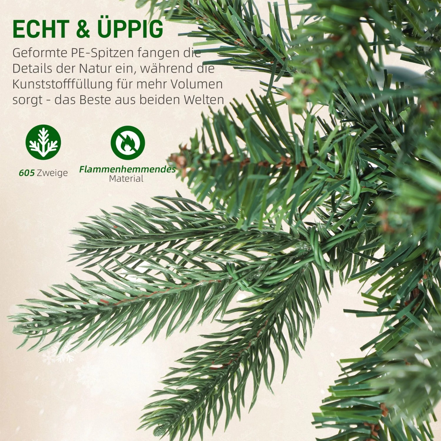 Nahaufnahme grüner, dichter Zweige eines künstlichen Weihnachtsbaums aus Kunststoff mit realistischen PE-Spitzen. Flammenhemmend.