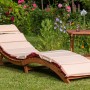 3-teiliges Gartenliegen-Set Ipanema aus Eukalyptusholz mit rot-beigen Auflagen und Hocker.