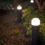 Philips Hue Calla LED Sockelleuchten im Garten, Erweiterung für smarte Außenbeleuchtung.