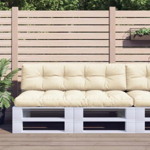 Cremefarbene Palettenkissen, 2-teilig, für Sitz und Rücken, auf weißem Palettensofa im Garten. Ideal für Outdoor-Möbel.