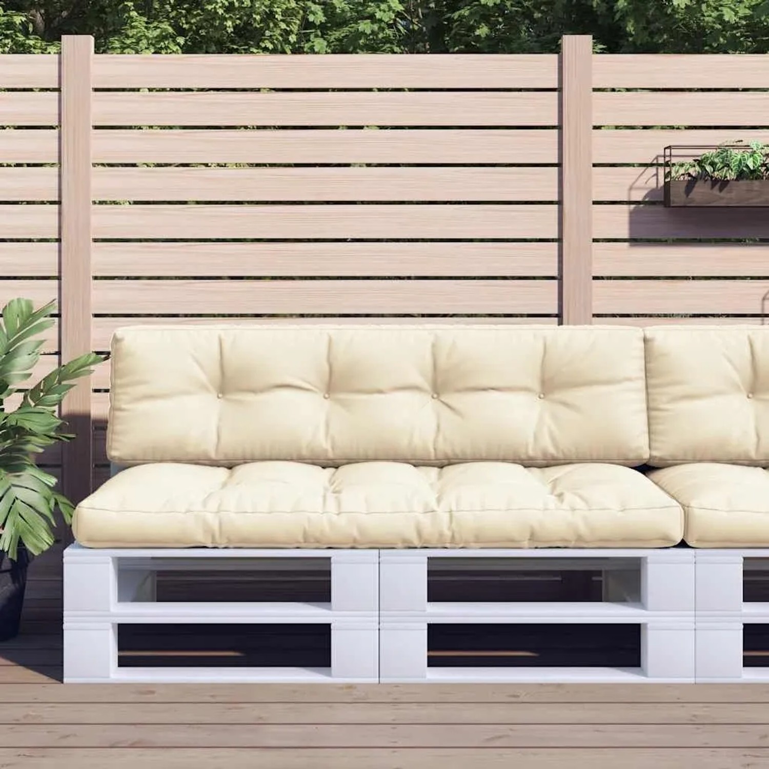 Cremefarbene Palettenkissen, 2-teilig, für Sitz und Rücken, auf weißem Palettensofa im Garten. Ideal für Outdoor-Möbel.