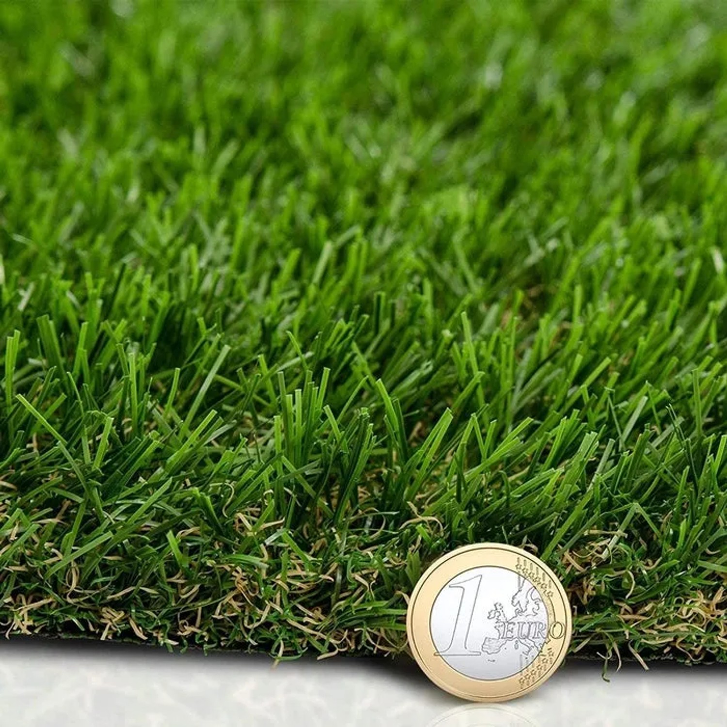 Nahaufnahme des Kunstrasens Windsor 25mm mit Euro-Münze als Größenvergleich.