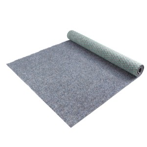 Graublauer Primaflor Rasenteppich Green, teilweise aufgerollt, Noppen sichtbar.