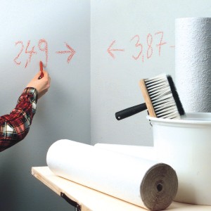 Anwendung von LUX Signierkreide zum Markieren auf einer Wand, Maurerwerkzeug im Einsatz.