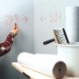 Anwendung von LUX Signierkreide zum Markieren auf einer Wand, Maurerwerkzeug im Einsatz.