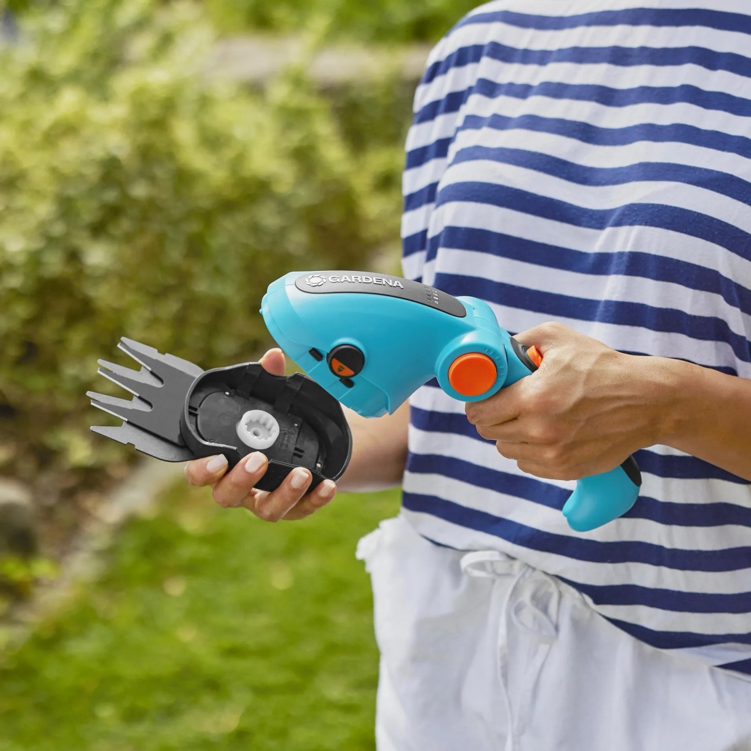 Gardena Akku-Gras- und Strauchschere ComfortCut Li mit Messer-Wechsel im Detail.