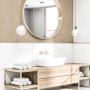 Beige Vliestapete mit Fischgrätmuster in Holzoptik von Marburg im modernen Badezimmer.