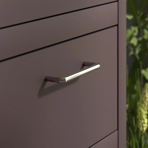 SOTECH Bügelgriff BG03, BA 160 mm, Chrom poliert an brauner Schublade.