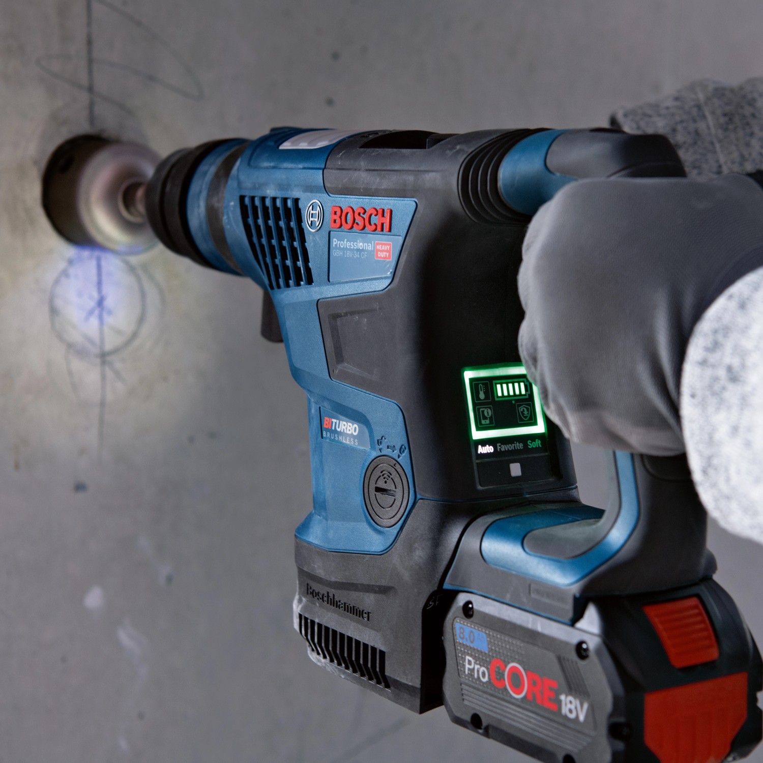 Bosch Professional Akku-Bohrhammer GBH 18V-34 beim Bohren in Betonwand.