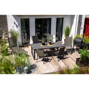 Gartenmöbel-Set mit Pacora II Stapelstühlen aus Textilen und Esstisch auf einer Terrasse.