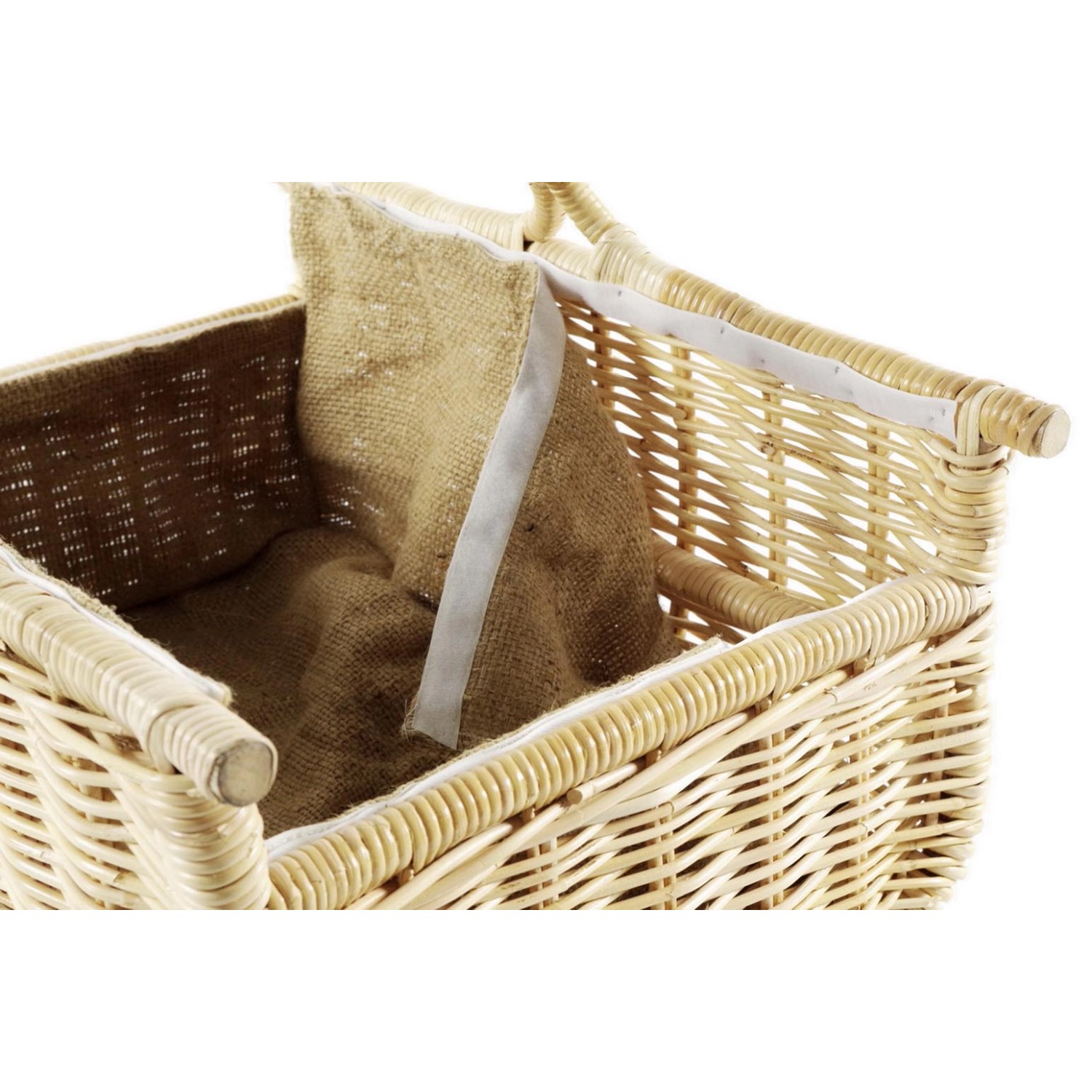 Korb aus Rattan mit Leinenfutter für Kaminholz oder Badaccessoires.