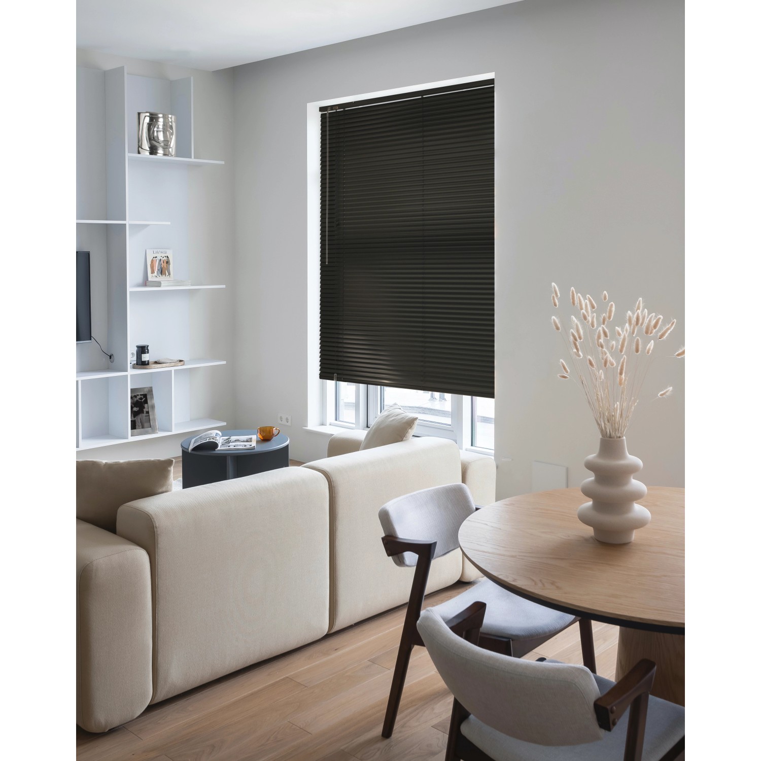 Schwarze Gardinia Aluminium Jalousie, 40x175 cm, im modernen Wohnraum.