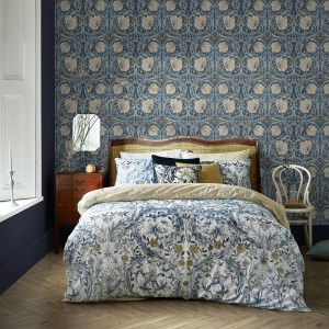 Schlafzimmer mit blauer William Morris Vliestapete Pimpernel mit floralem Muster.