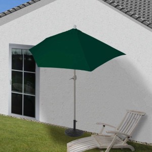 Dunkelgrüner halbrunder Sonnenschirm mit Ständer vor weißer Hauswand, daneben Liegestuhl. Ideal für Balkon & Terrasse.