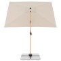 Rechteckiger, naturfarbener Doppler Ampelschirm Alu Wood 300x220 cm mit Kurbel und grauem Schirmständer.