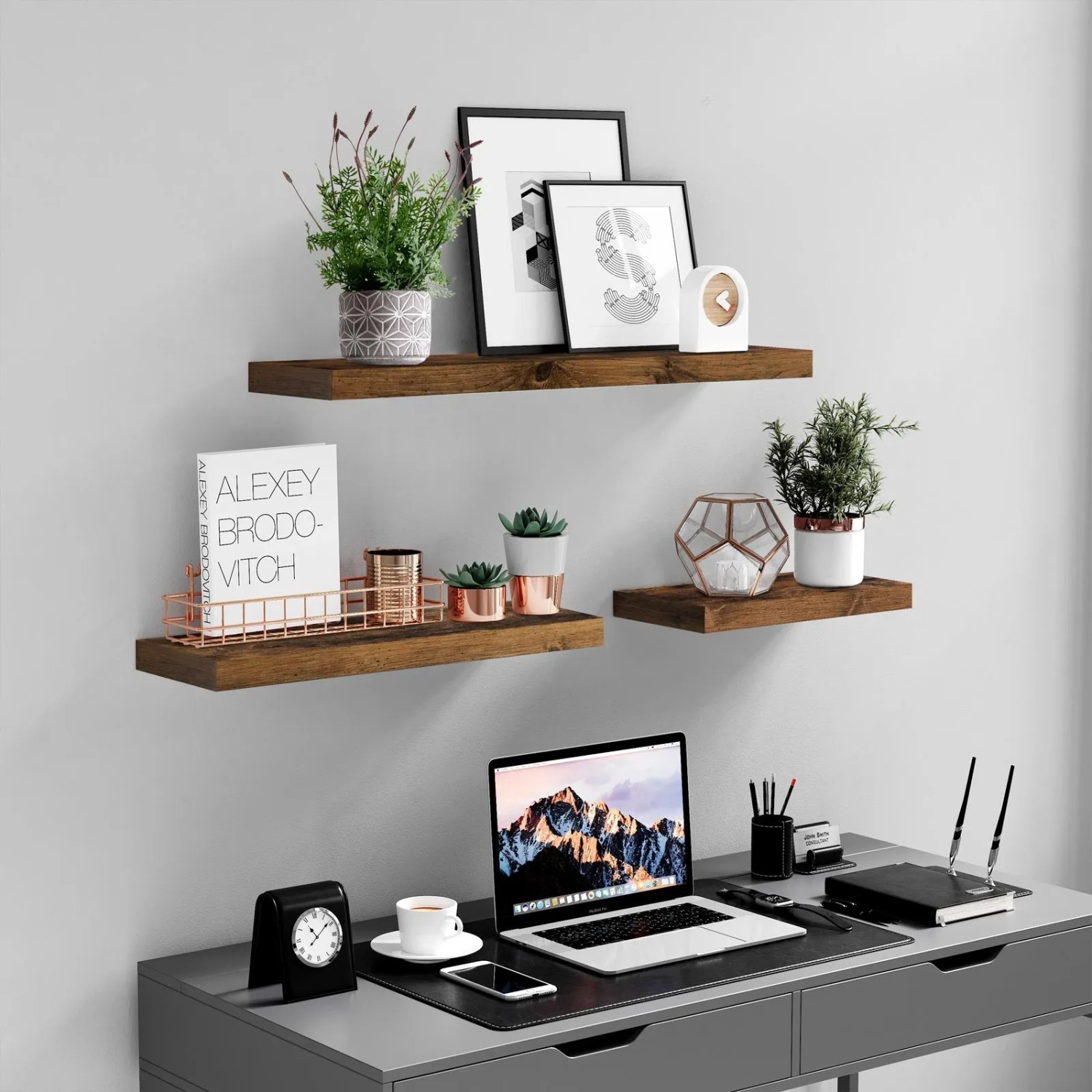 Vintagebraunes Vasagle Wandregal (20x60 cm) mit Deko-Elementen an einer grauen Wand.