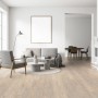Heller Wohnraum mit Laminatboden in Hickory Holzoptik. Laminat LAM. WR24h für Wohn- und Gewerberäume.