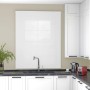 Weißes Tageslicht-Rollo Basic GL 120x150 cm in moderner Küche über Spüle. Für Wand- oder Deckenmontage, Sichtschutz.