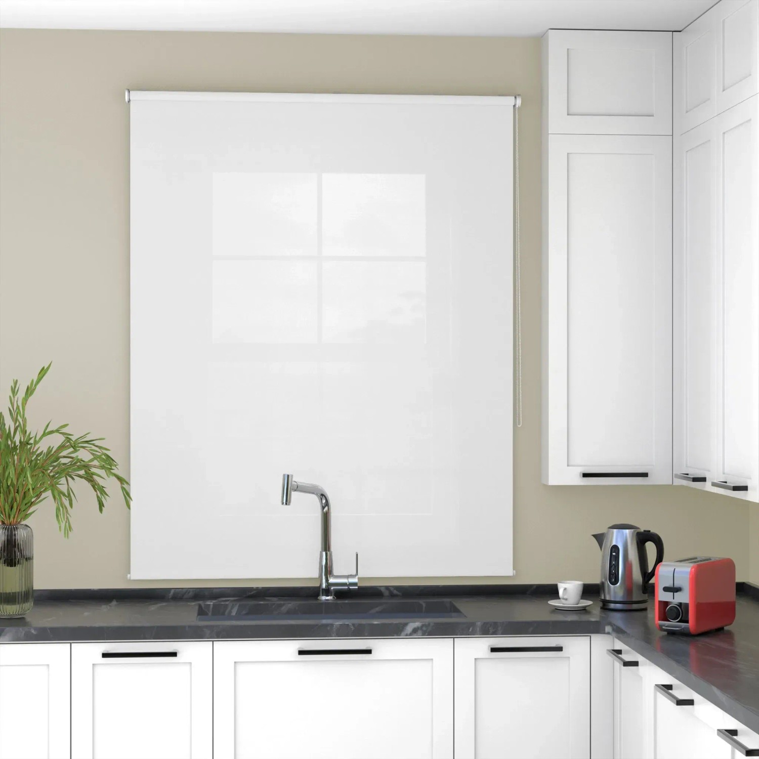 Weißes Tageslicht-Rollo Basic GL 120x150 cm in moderner Küche über Spüle. Für Wand- oder Deckenmontage, Sichtschutz.