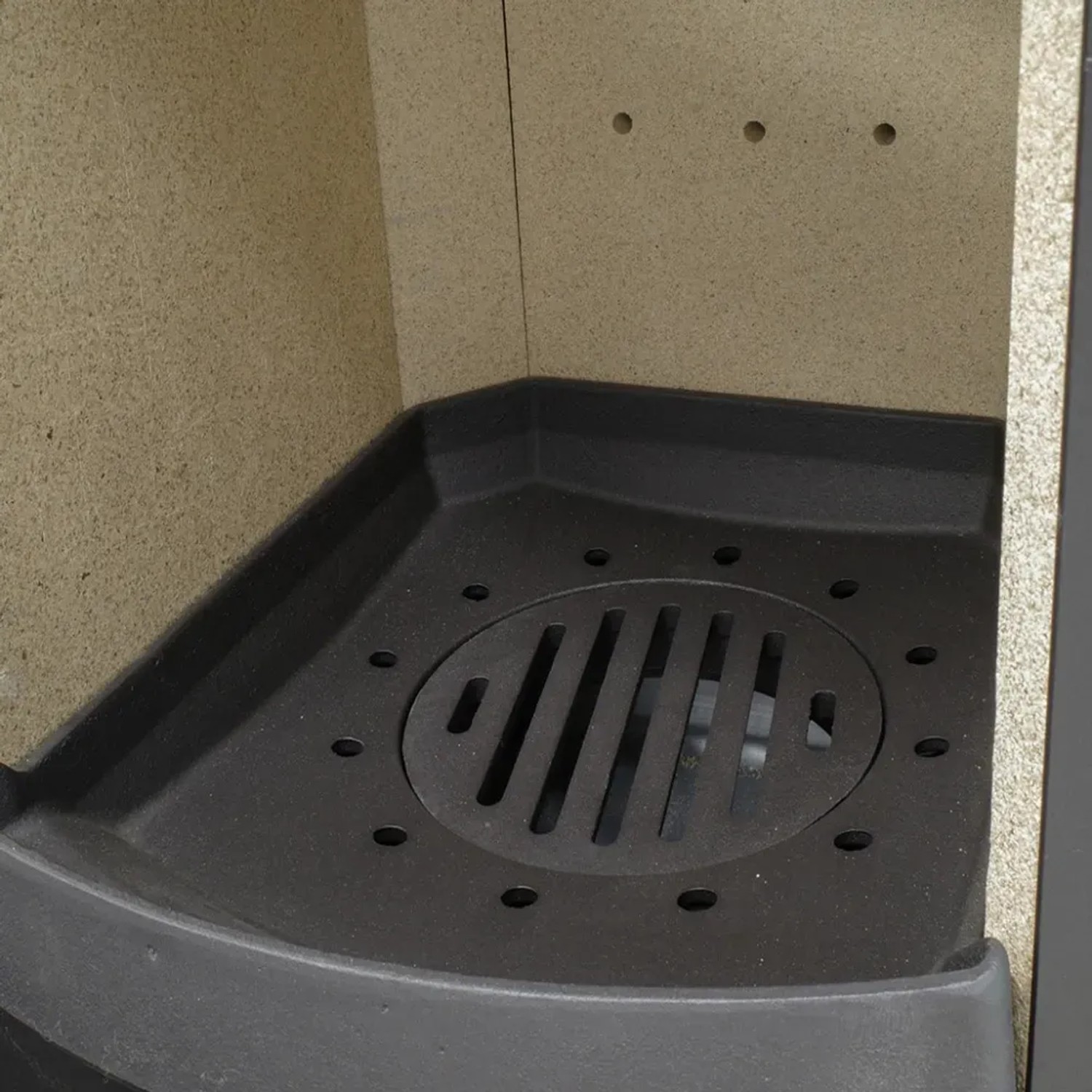 Detailaufnahme Brennraum mit Gussmulde und Rost des Thermia Kamin-Ofen München XL.