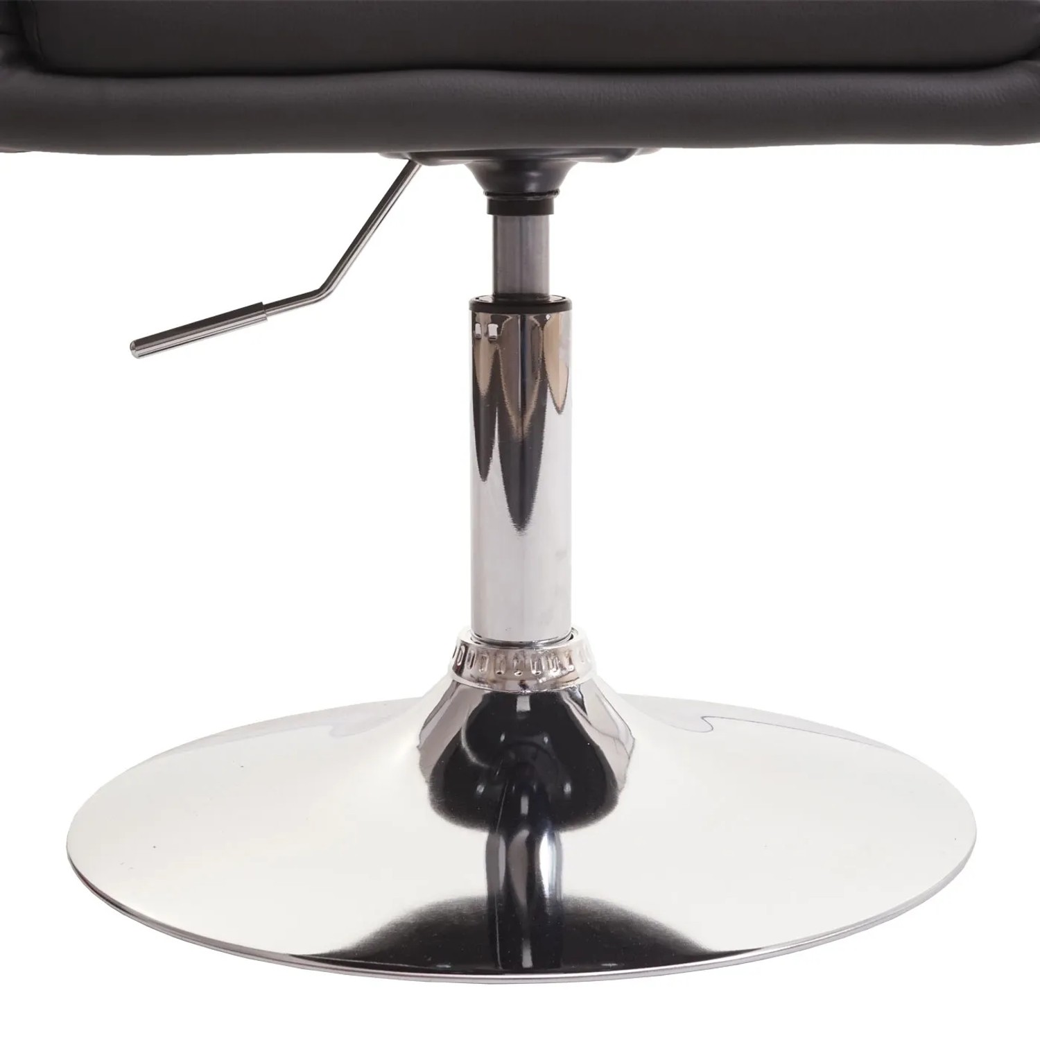 Detailaufnahme: Verchromter Fuß und Höhenverstellung des grauen MCW Esszimmerstuhls aus Kunstleder.