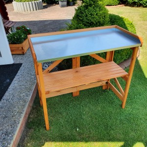 Klappbarer Pflanztisch mit verzinkter Arbeitsfläche aus Kiefernholz für Garten & Terrasse.