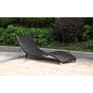 Sonnenliege Caracas aus braunem Kunststoffgeflecht mit Aluminiumgestell für Garten und Terrasse.
