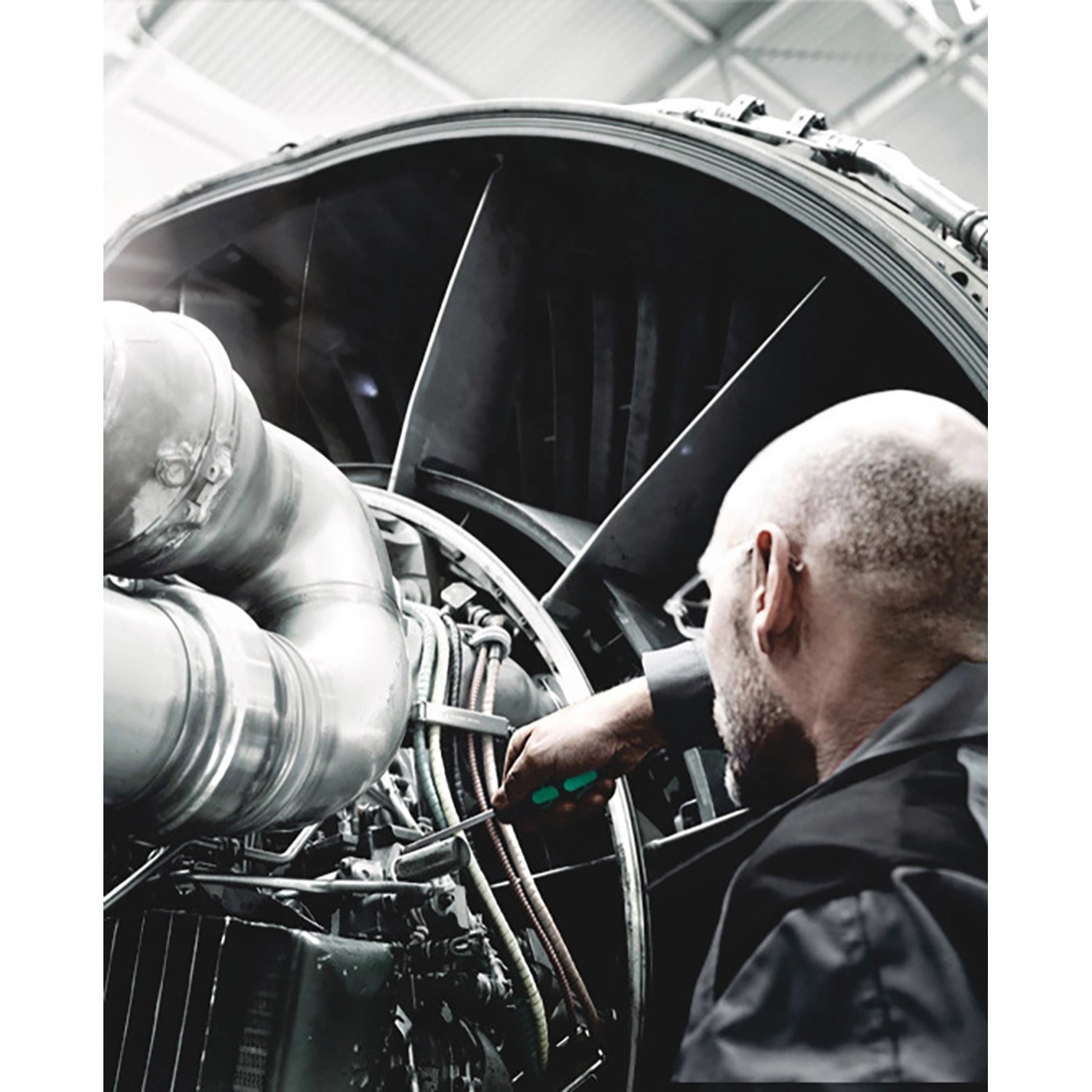 Mann repariert Triebwerk mit Wera Torx Schraubendreher TX 10 x 80 mm.