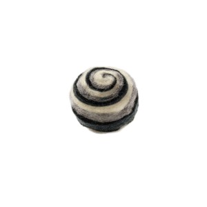 Hunter Katzenspielzeug Rolli, 4 cm, grau-weiß, aus Wollfilz für interaktiven Spielspaß.