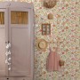 ESTAhome Vliestapete mit Blumenmuster in Rosa, Grün, Gelb und Orange, passend zum Kinderzimmer.