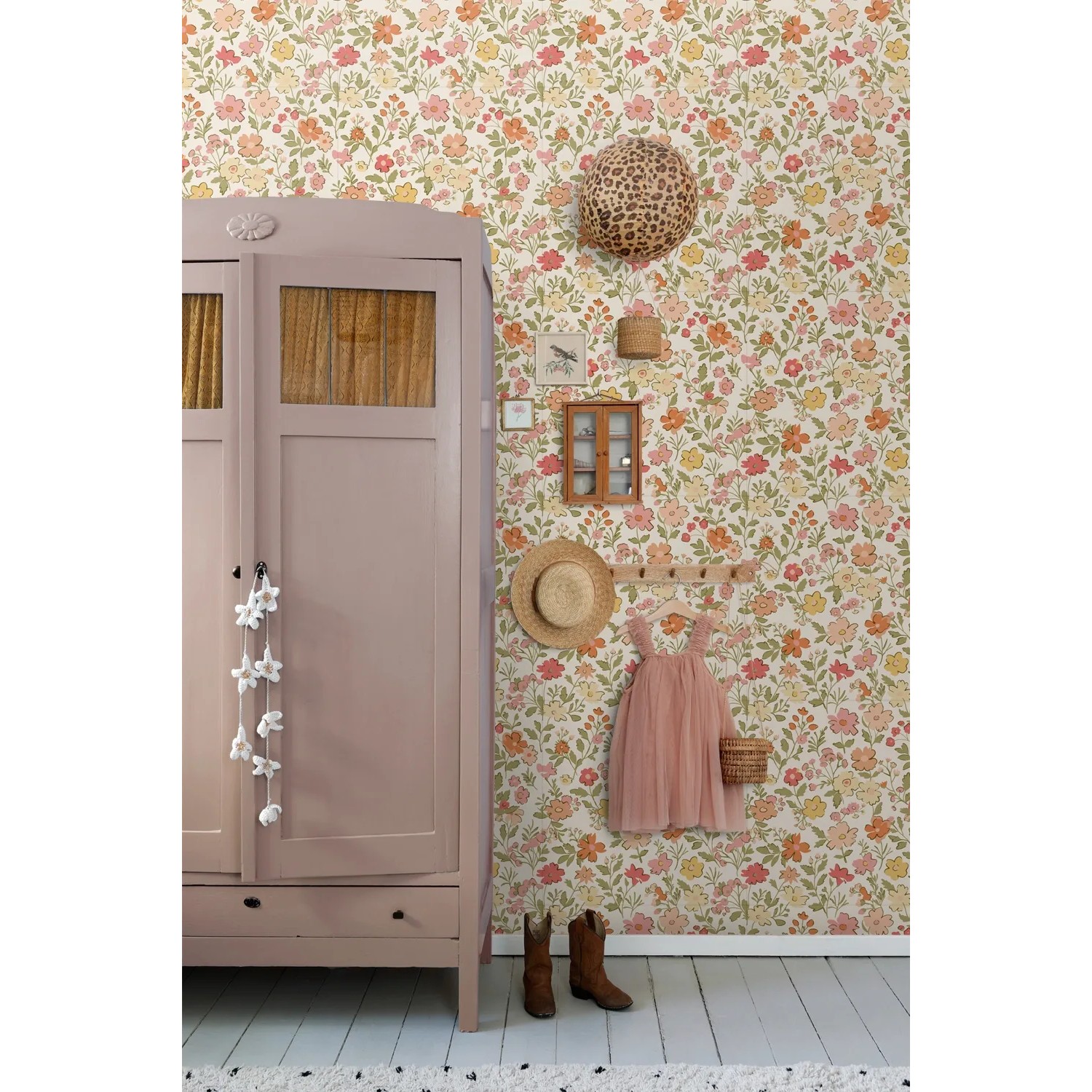 ESTAhome Vliestapete mit Blumenmuster in Rosa, Grün, Gelb und Orange, passend zum Kinderzimmer.