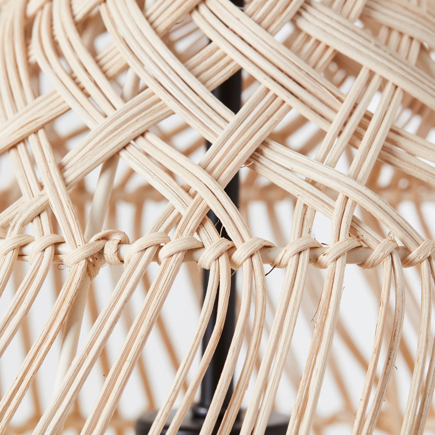 Detailaufnahme der Rattan-Pendelleuchte Minster von Brilliant, Textil-Akzente.
