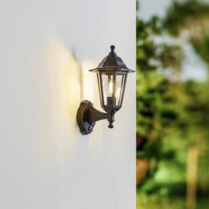 Schwarze Lindby Außenwandleuchte Nane mit Bewegungsmelder im Antik-Stil.