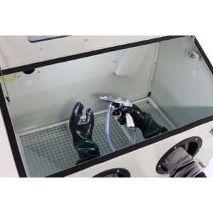 DeTec. Sandstrahlkabine 220l mit Strahlpistole und Handschuhen im Innenraum.