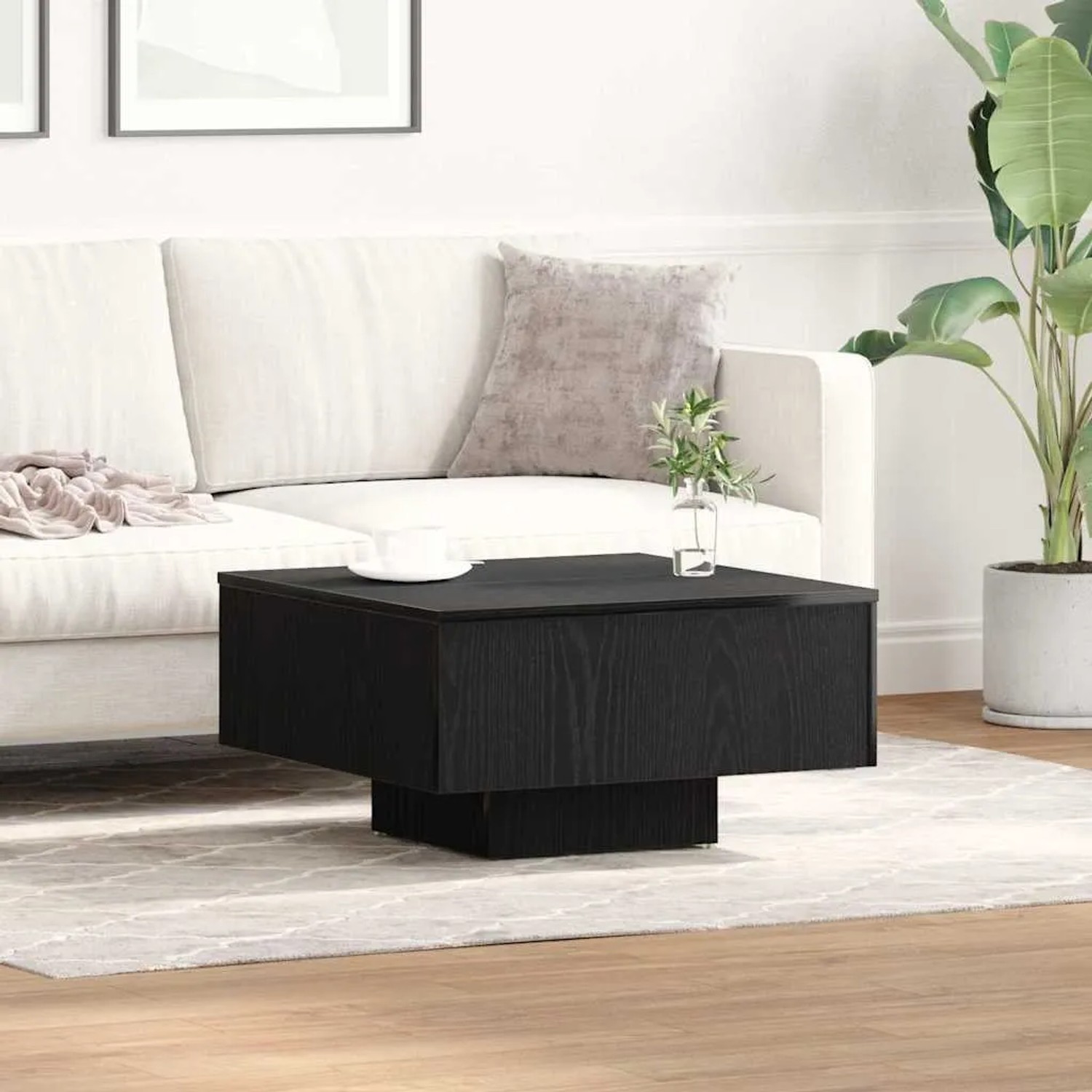 Moderner vidaXL Couchtisch in Schwarz Eichen-Optik, quadratisch, aus Holzwerkstoff. Im Wohnzimmer vor weißem Sofa.