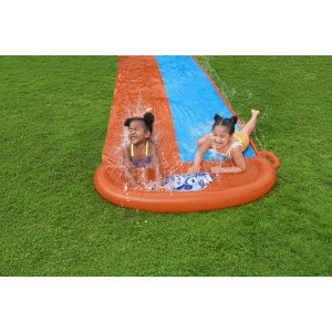 Bestway H2OGO! Wasserrutsche für 2 Personen im Garten mit spielenden Kindern.
