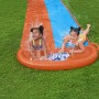 Bestway H2OGO! Wasserrutsche für 2 Personen im Garten mit spielenden Kindern.