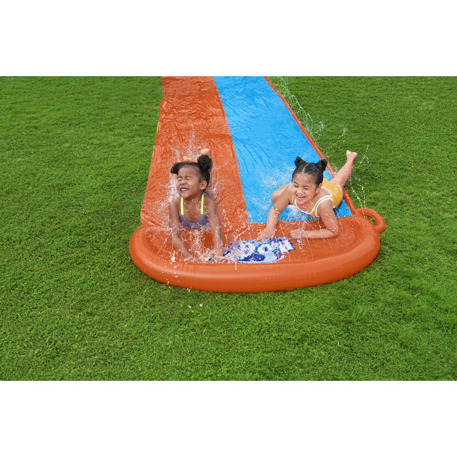 Bestway H2OGO! Wasserrutsche für 2 Personen im Garten mit spielenden Kindern.