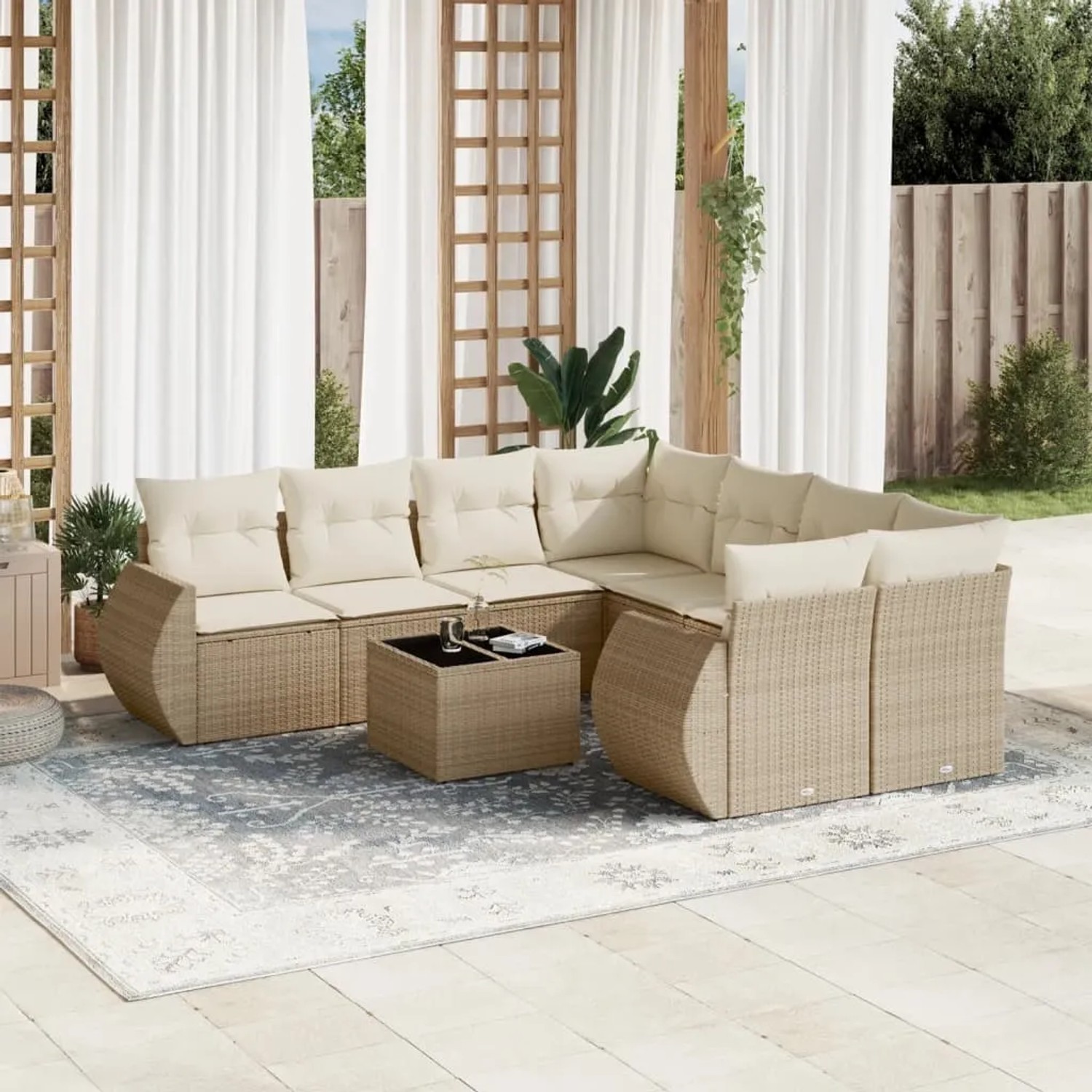 Beige 9-tlg. Garten-Sofagarnitur aus Rattan mit cremeweißen Kissen und Tisch auf Terrasse.