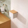 Tesa Baboo Aufbewahrungsbox Small, weiß, mit Bambusdeckel, an Badezimmerwand befestigt.