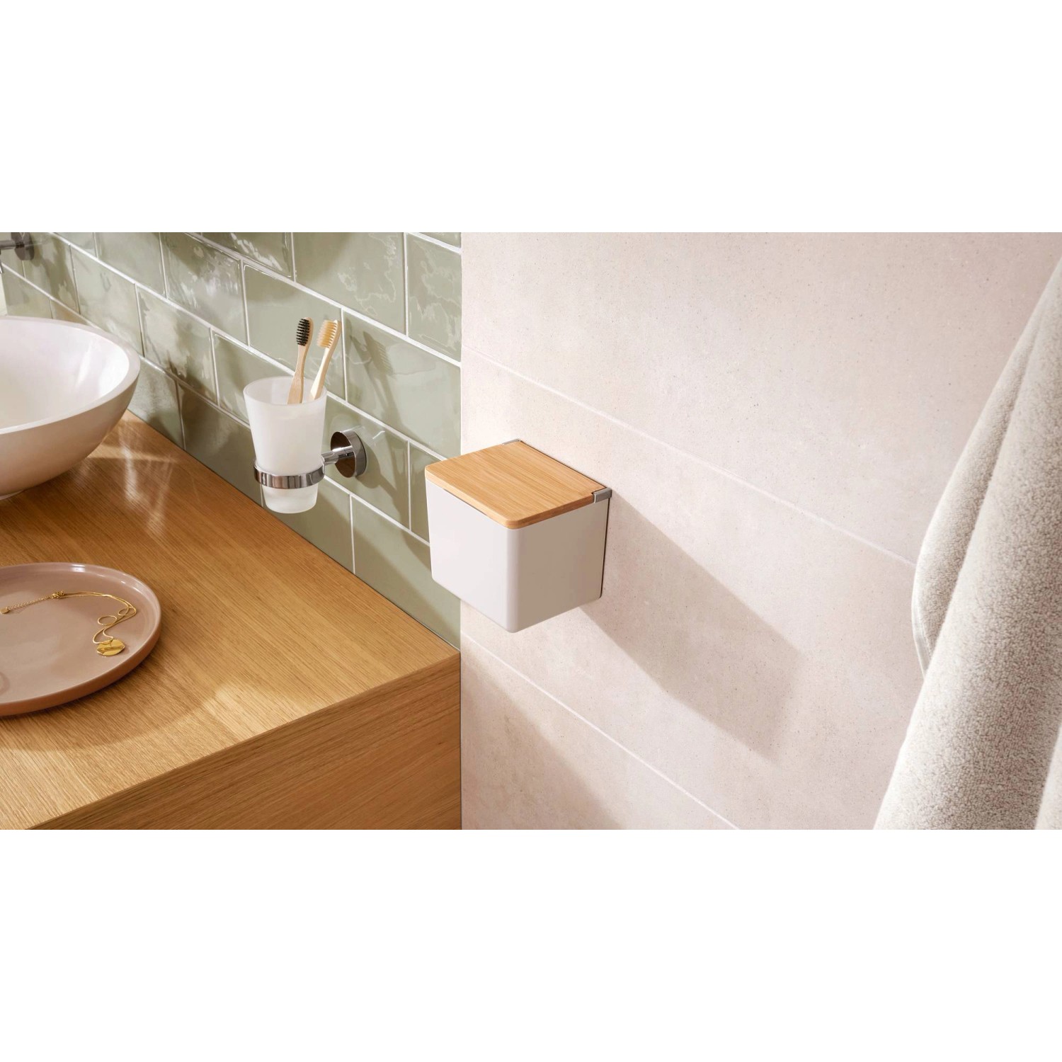 Tesa Baboo Aufbewahrungsbox Small, weiß, mit Bambusdeckel, an Badezimmerwand befestigt.