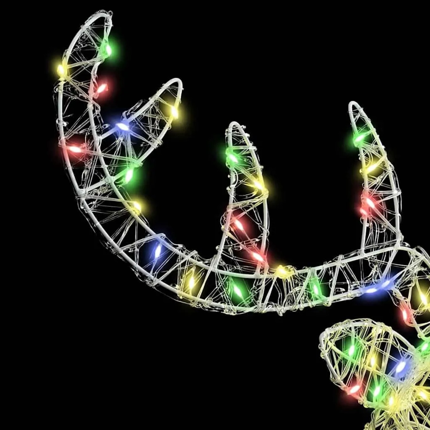 Buntes Acryl-Geweih eines Rentierkopfs mit farbigen LED-Lichtern. Festliche Weihnachtsdekoration.